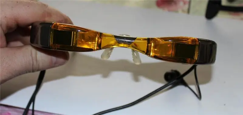 Étape 1: Trouvez une paire de lunettes vidéo Myvu Crystal, idéalement