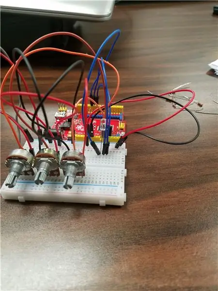 Potentiometers gebruiken om RGB LED te besturen (met één bug)