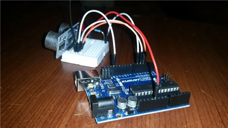 „Arduino HC-SR04 +“šviesos diodas