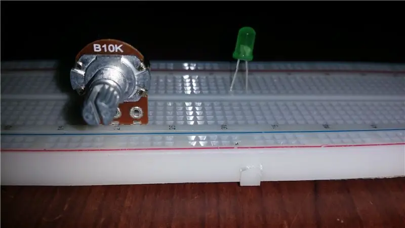 Stecken Sie das Potentiometer und die LED ein