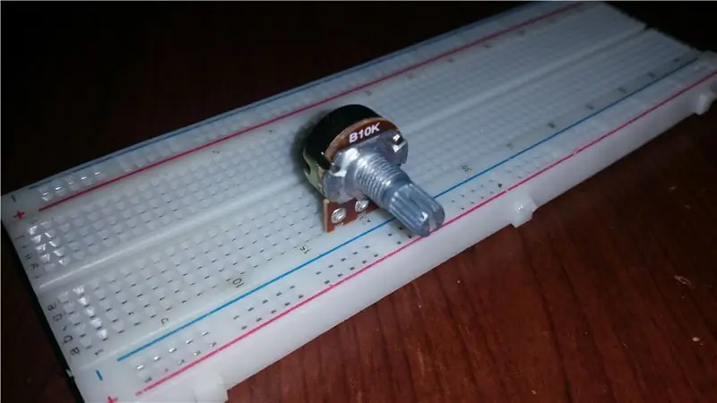 Stecken Sie das Potentiometer und die LED ein