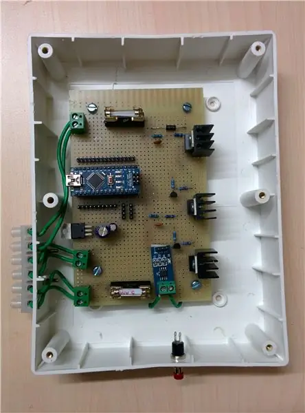 Connectez la borne externe à 6 broches