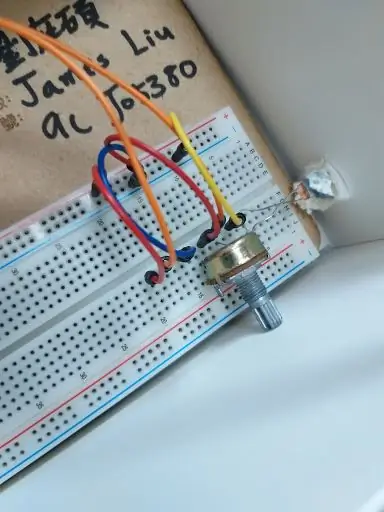 Installera ljusdetektorn (ljusmotståndet) och energiväxlaren (可變 電阻) på Arduino Breadboard