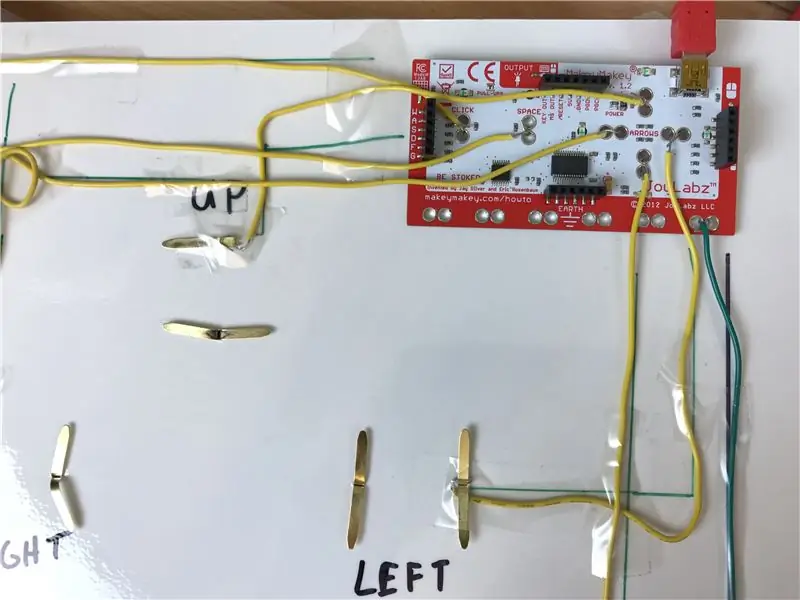 Τοποθετήστε το Makey Makey, τα πατήματα πλήκτρων ετικέτας και τα ίχνη κυκλώματος χάρτη