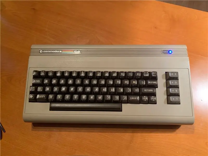 Tig Commodore 64 rau hauv IOS Bluetooth Keyboard