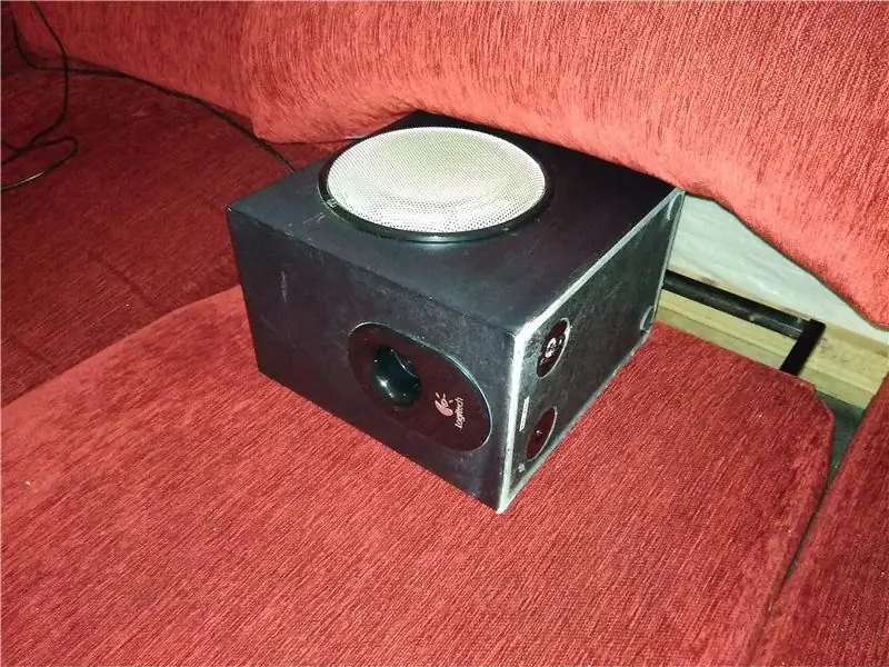 Col·loqueu el subwoofer