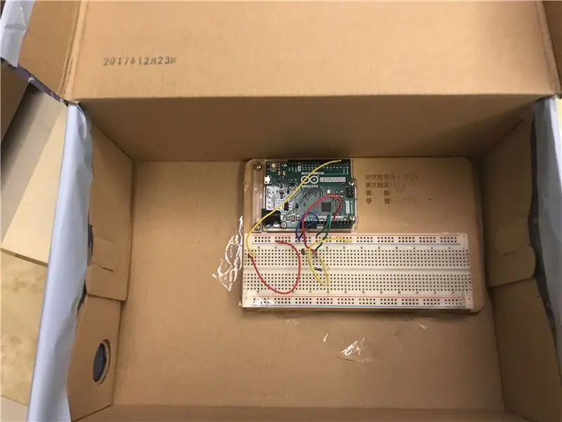 Залепете вашия Arduino Leonardo до горния десен ъгъл в кутията за обувки, кутия за обувки, обърната към посоката, както е показано на снимката