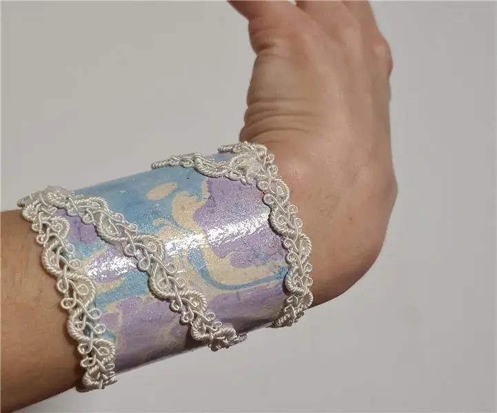 Pulseras de mármol hechas de rollos de cartón reciclado