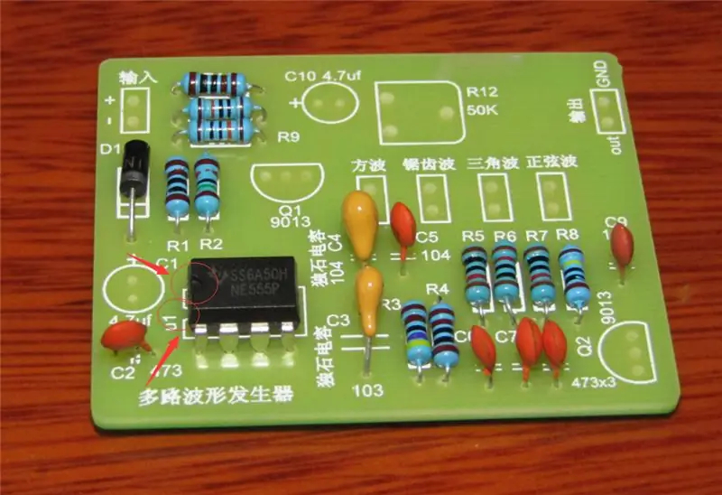 ধাপ 3: পিসিবিতে NE555 IC সোল্ডার করুন