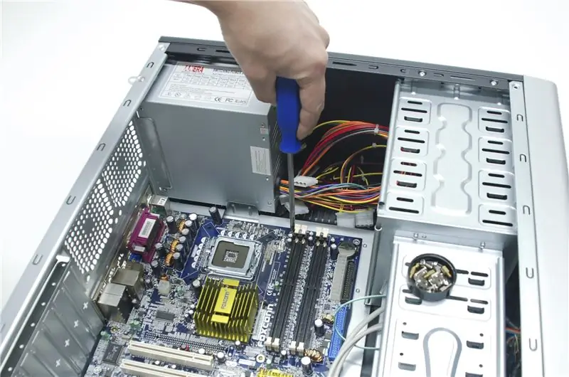 Ang paglalagay ng Motherboard