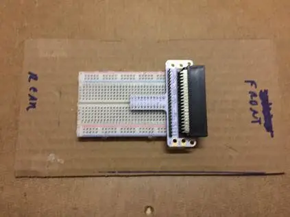 Connecteu el connector Edge Micro: bit