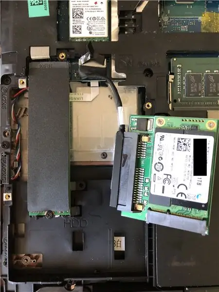 ต่อสาย SATA เข้ากับอะแดปเตอร์ MSATA และต่อสาย SATA เข้ากับเมนบอร์ด