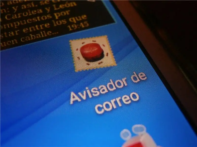 Avisador De Cartas Usando Un Telefono