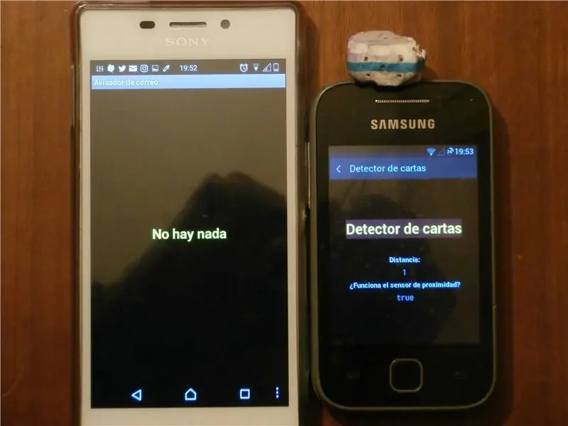 Avisador De Cartas Usando Un Telefono