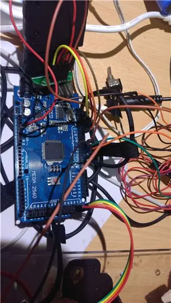 Sestavite ploščo Arduino Uno in ploščo za kruh