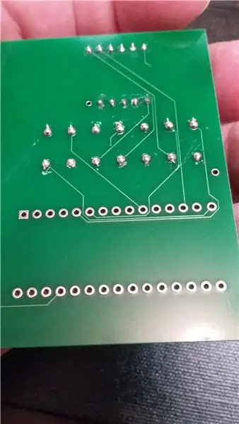 Umetnite otpornike od 470 Ohma i 10K