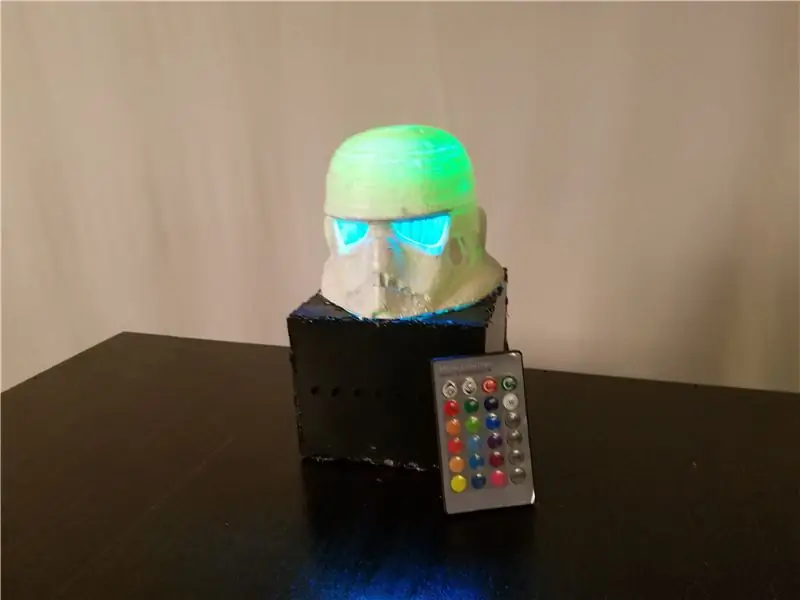 Glowtrooper: Interaktivní helma Stormtrooper