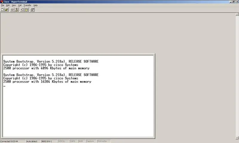 Actualizarea memoriei într-un router Cisco 2500 Series