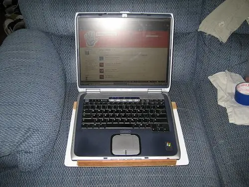 Eenvoudige en gemakkelijke laptopstandaard voor op je schoot