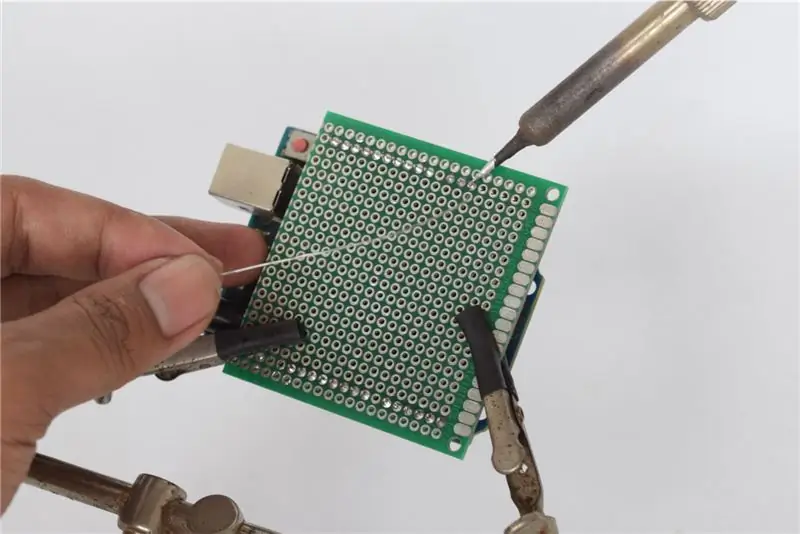 Feu coincidir els pins de la capçalera de l’escut amb els pins Arduino