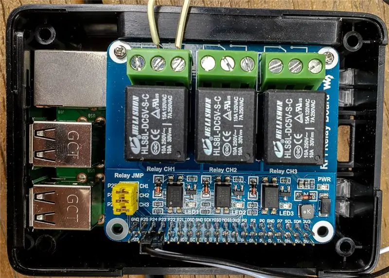 Afegiu un relé HAT al Raspberry Pi i connecteu-lo a una electrovàlvula