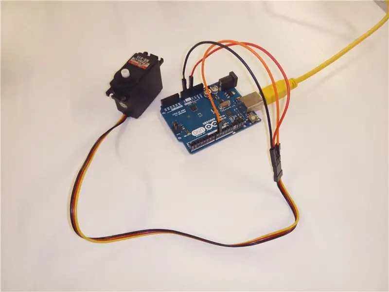 Připojte servo k Arduino Uno