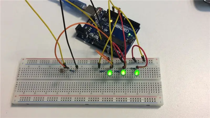 Circuit de llum d'espelmes OLED amb fotoresistència per al control de la intensitat (TfCD)