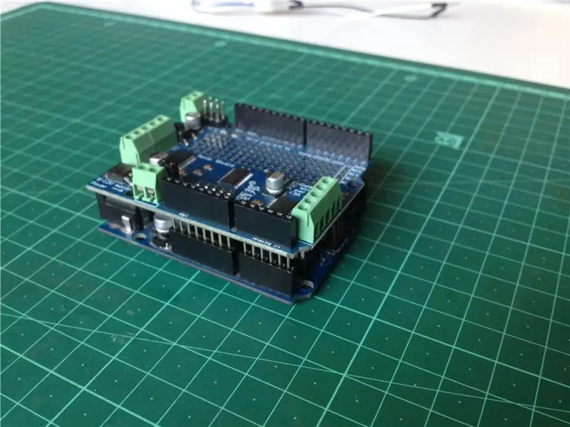 Instale el protector del motor en la placa Arduino