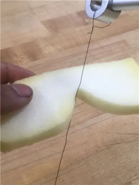 Corte la espuma para que combine con sus gafas de sol