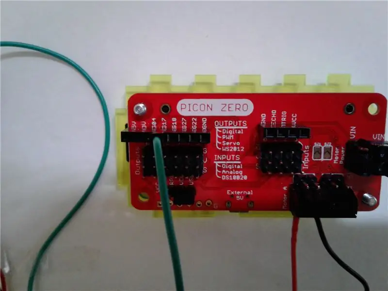 Conecte o fio da unidade de queima de Airsoft ao conjunto da placa Picon Zero / Raspberry Pi W