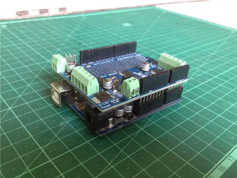 Pasang Pelindung Pengemudi Motor di Papan Arduino dan Hubungkan untuk Melacak Daya dan Jumlah Suara