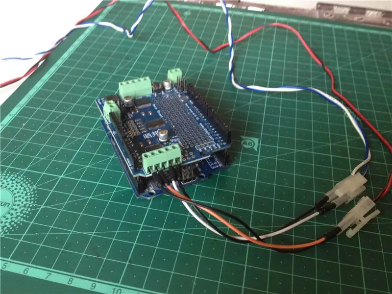 Dvigatel haydovchisining qalqonini Arduino kartasiga o'rnating va uni quvvat va aylanish ko'rsatkichlariga ulang