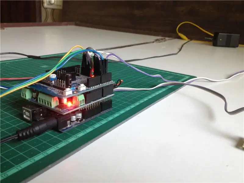 Anslut Arduino -kortet till strömmen och slå på den