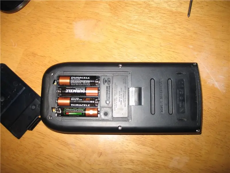 Rimuovere il coperchio della batteria di riserva