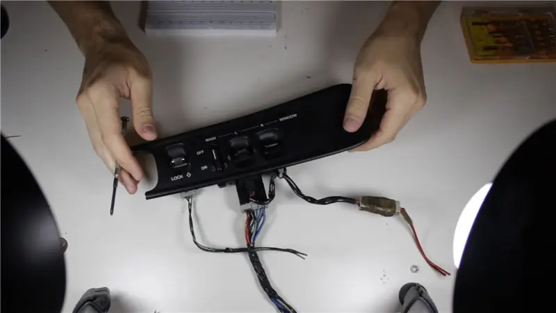 Ang paggawa o pagpili ng isang Controller, Pag-kable Nito, at Code