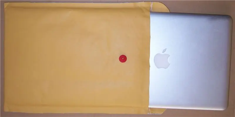 DIY obal na vinylovú obálku pre Macbook so vzduchovým polstrovaním za menej ako 10,00 dolárov: 9 krokov