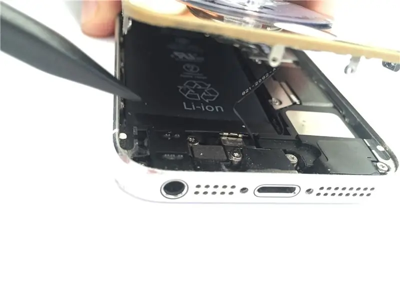 Hakbang 2 - Idiskonekta ang Home Button at Itaas ang Front Assembly