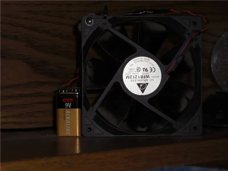 Super Easy Battery Powerd Computer Fan: 5 Hakbang