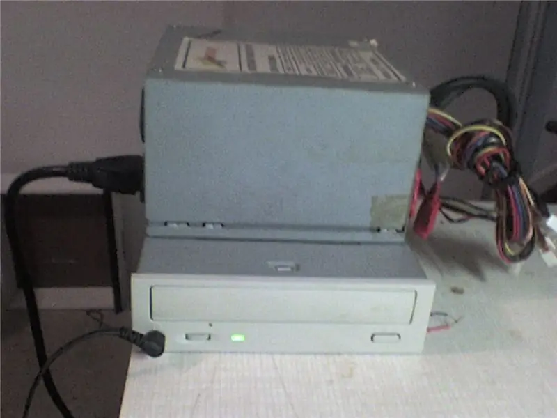 Тоглуулах/алгасах товчийг өөрийн бие даасан CD-ROM хөтөч дээр нэмнэ үү: 4 алхам