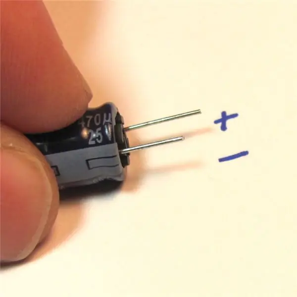 Colocação de capacitor e peça