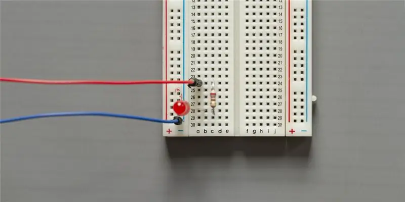 Pievienojiet LED un rezistoru pie maizes dēļa