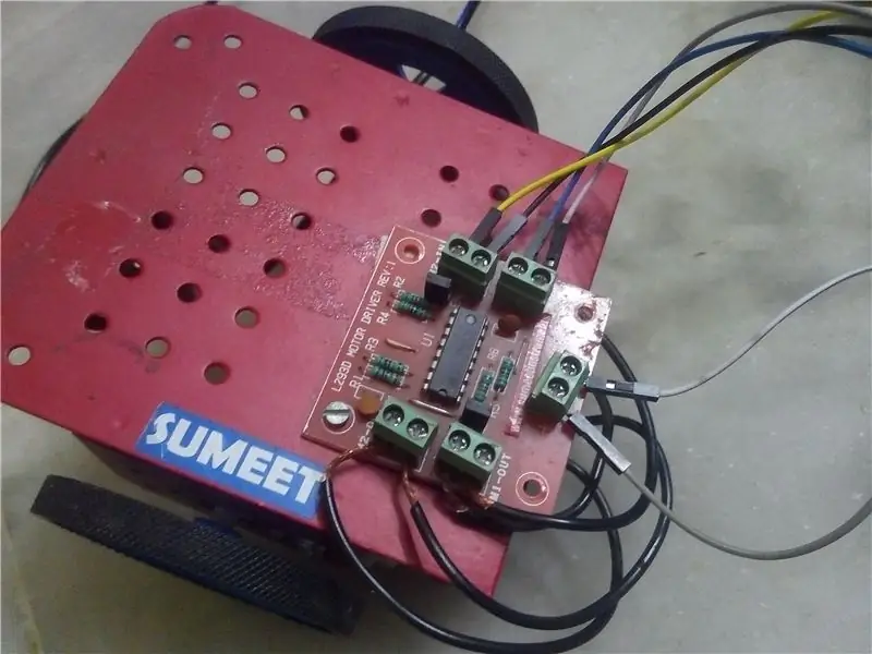 Het circuit bouwen op breadboard en installatiechassis