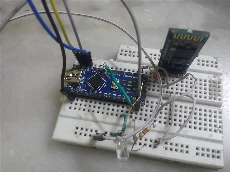 Het circuit bouwen op breadboard en installatiechassis