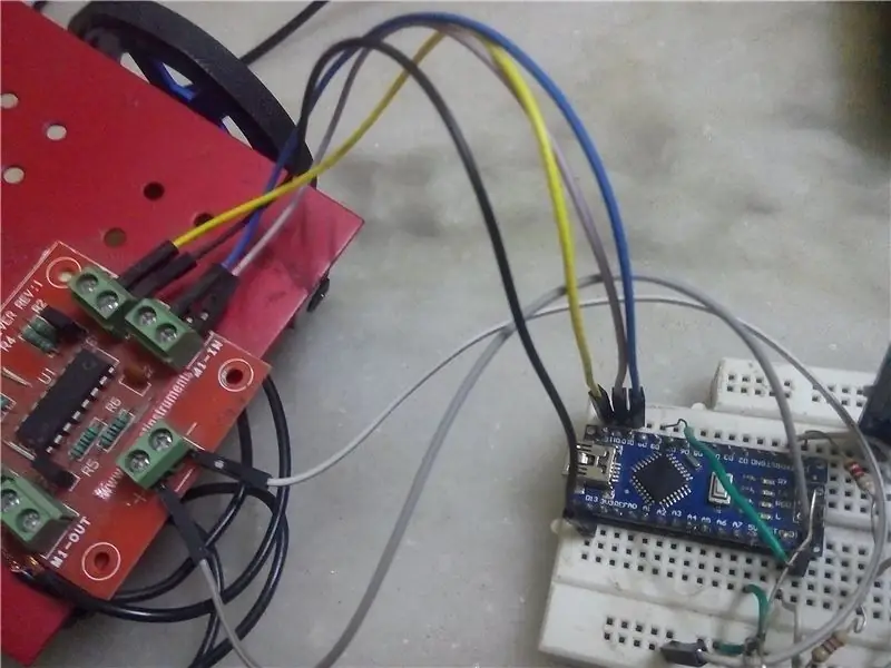 Het circuit bouwen op breadboard en installatiechassis