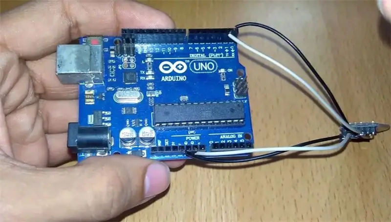 Alăturați-vă firelor modulului HC 05 Blutetooth la Arduino (conform diagramei)