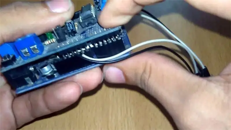 Inserte el protector del motor en Arduino como se muestra en la imagen