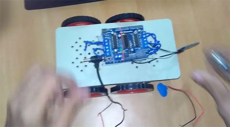 Collega il cavo di alimentazione Saperate per Arduino e Motor Shield