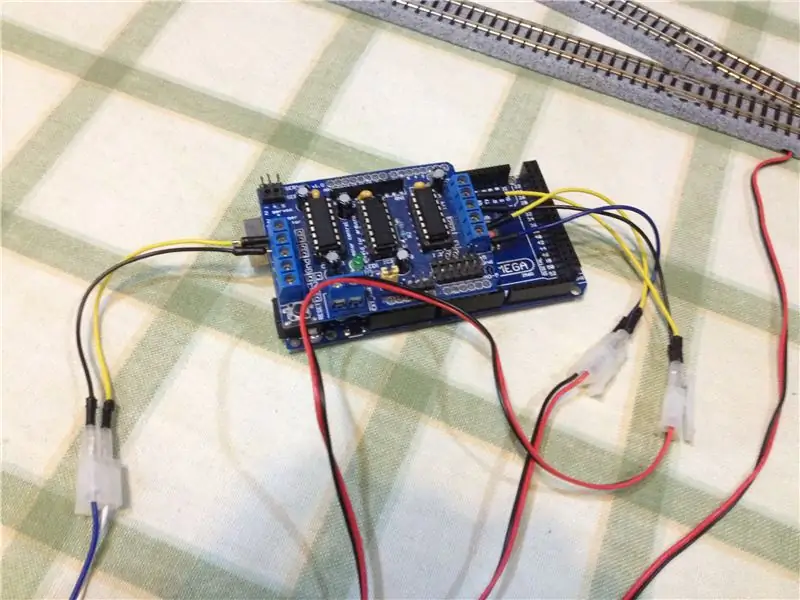 Connecteu la pista de l’alimentador d’energia i els interruptors de sortida a l’escut del controlador del motor