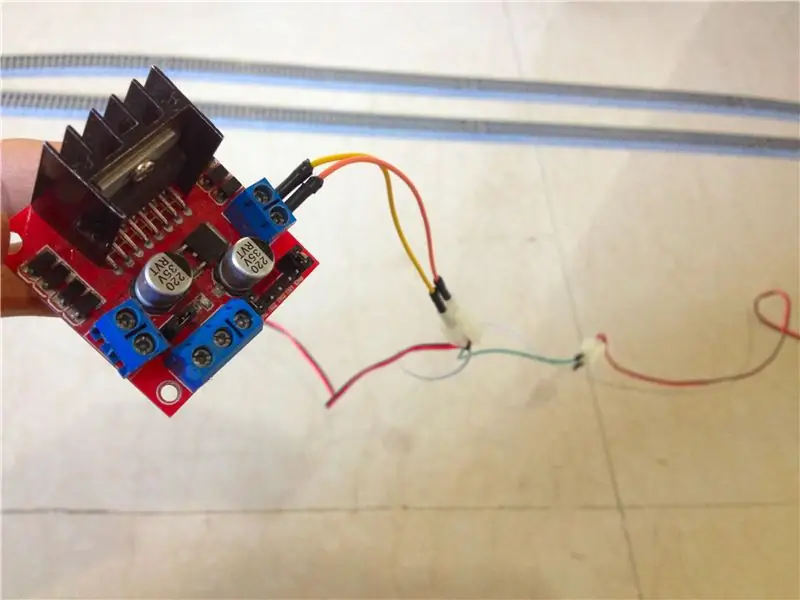 Sluit de wissels aan op de uitgang van de L298N Driver Board