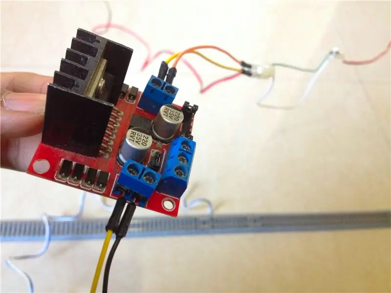 Sluit de Power Feeder Track aan op de andere uitgang van de L298N Driver Board